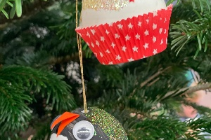 Foto Christbaum schmücken (c) Kita Neuhaus