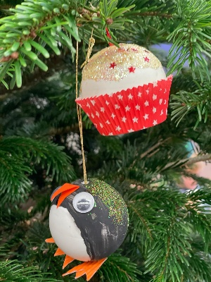 Foto Christbaum schmücken (c) Kita Neuhaus